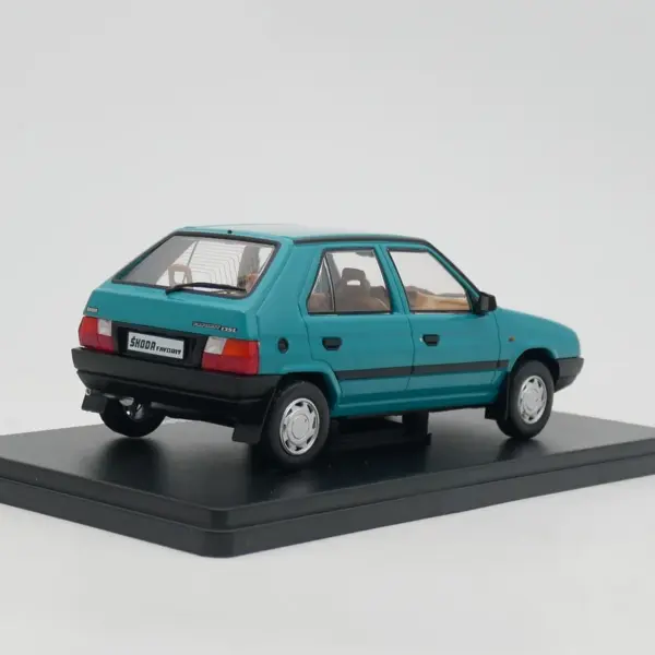 IXO 1:24 ŠKODA FAVORIT Diecast Car Model - Image 4