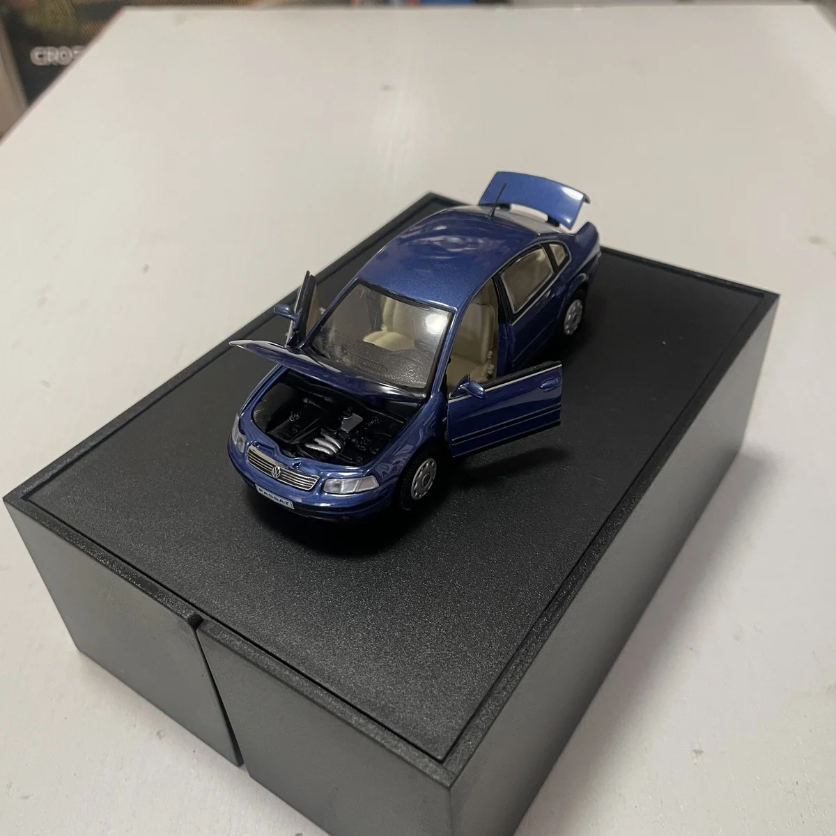 Die-cast Shanghai VW Passat B5 1:43 Scale Model 6 Die-cast Shanghai VW Passat B5 1:43 Scale Model - Image 6