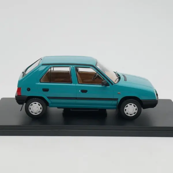 IXO 1:24 ŠKODA FAVORIT Diecast Car Model - Image 3