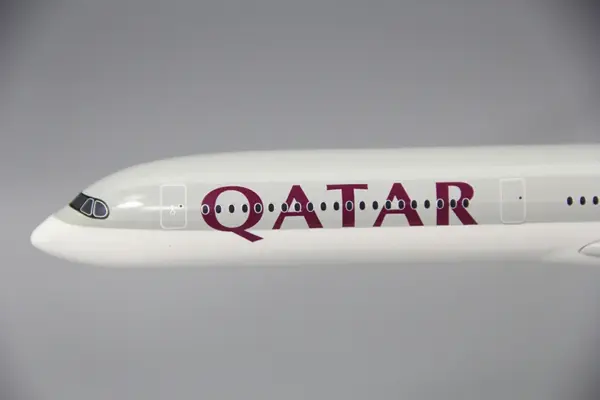 1:200 Scale Qatar A350-1000 Airplane Model - Image 4