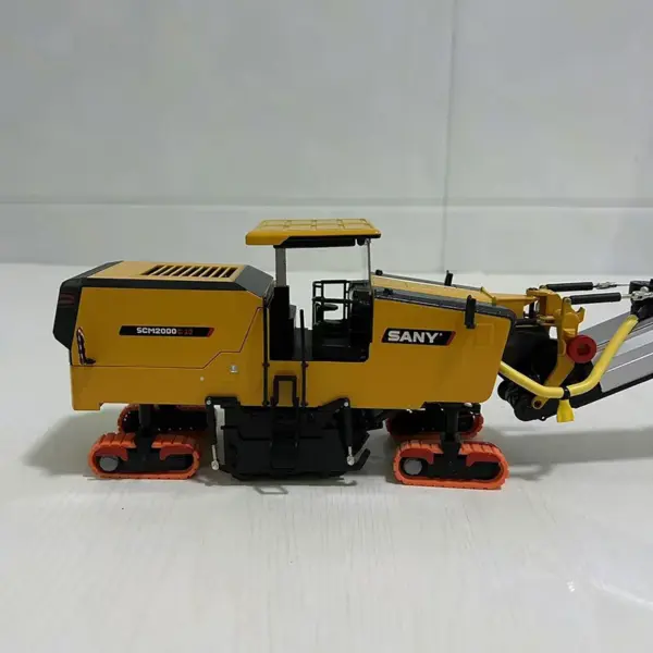 1:35 SANY SCM2000-C10 Road Paver Model Ornament - Image 2