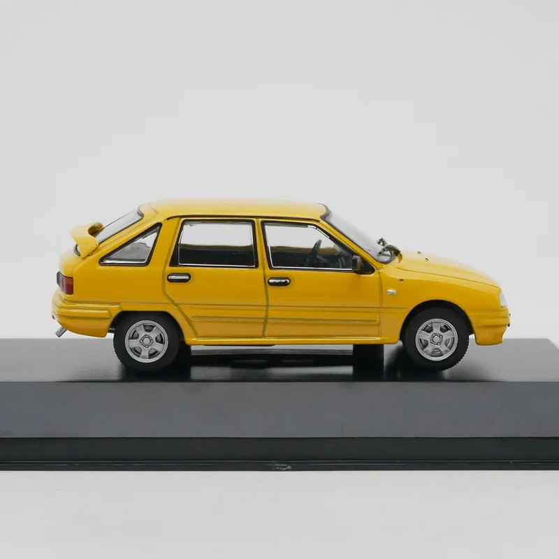 IXO 1:43 IZH 2126 Nika Diecast Model Car 3 IXO 1:43 IZH 2126 Nika Diecast Model Car - Image 3