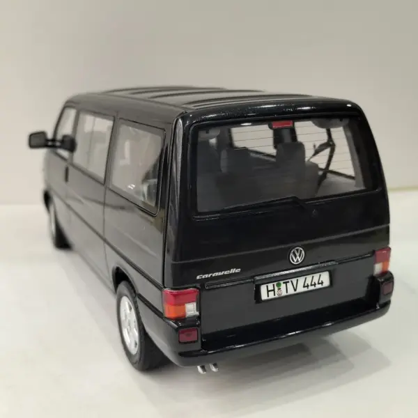 1:18 Scale T4 Bus Caravelle Wagon Diecast Model - Image 4