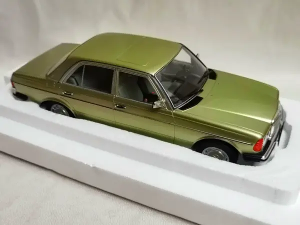 Diecast BENZ 280E 1:18 Scale Alloy Car Model - Image 3