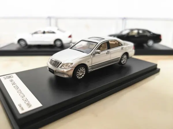 1:64 Scale CROWN 12th Gen Alloy Car Model - Image 6