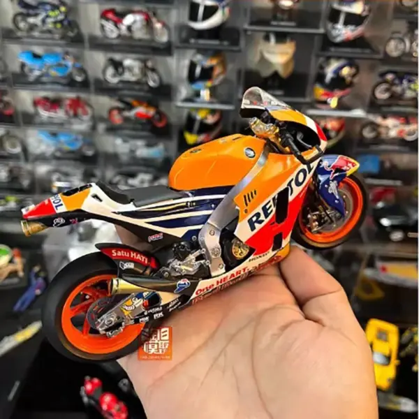 Diecast Honda RC213V 1/12 Replica Model - Image 4