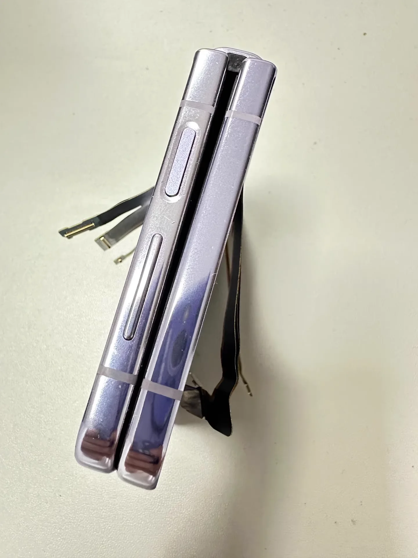 Samsung Galaxy Z Flip 4 F721 Middle Frame Housing 4 Samsung Galaxy Z Flip 4 F721 Middle Frame Housing - Image 4