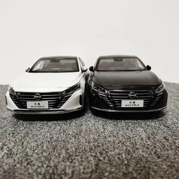 1:18 Nissan Altima 2022 Diecast Model - Image 2