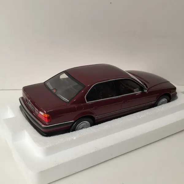 Diecast 1:18 BMW 740i Car Model Collectible - Image 5