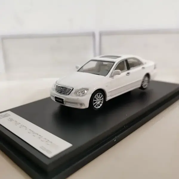 1:64 Scale CROWN 12th Gen Alloy Car Model - Image 3