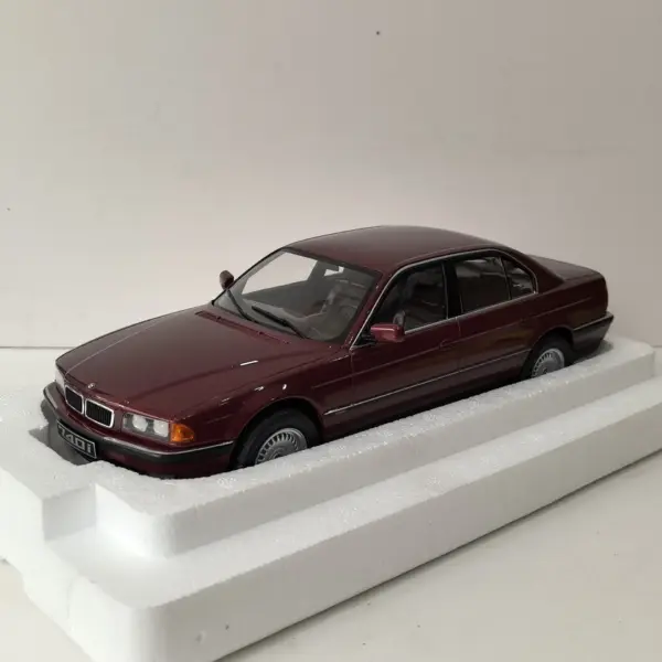 Diecast 1:18 BMW 740i Car Model Collectible - Image 2