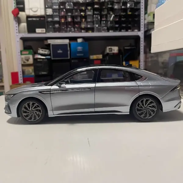 1:18 Scale Lincoln Zephyr Alloy Car Model - Image 3