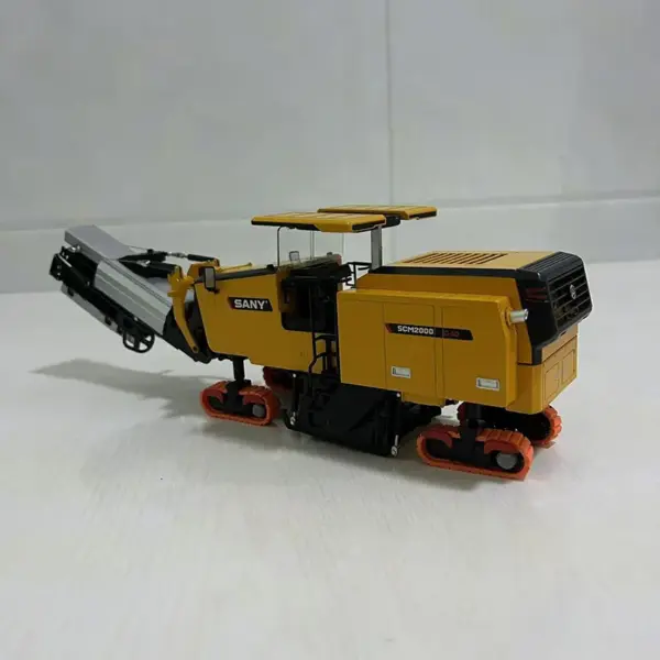 1:35 SANY SCM2000-C10 Road Paver Model Ornament - Image 4