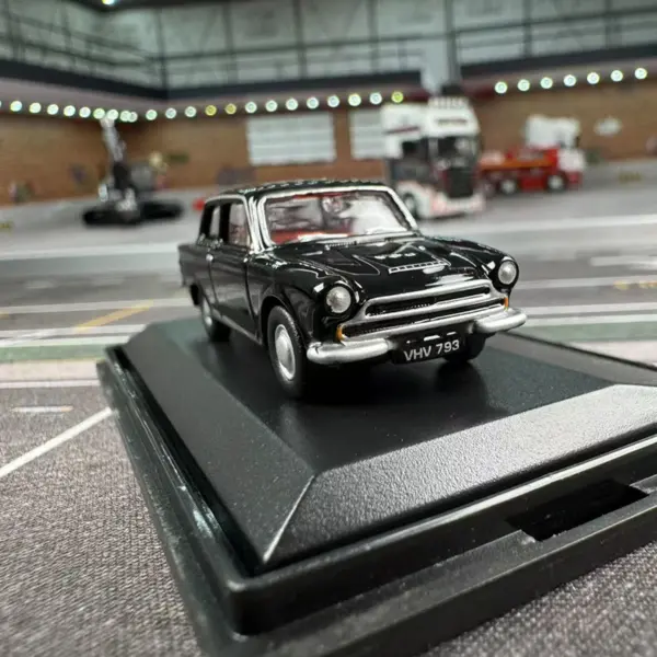 Oxford 1:76 Scale Vintage Diecast Car Model - Image 4