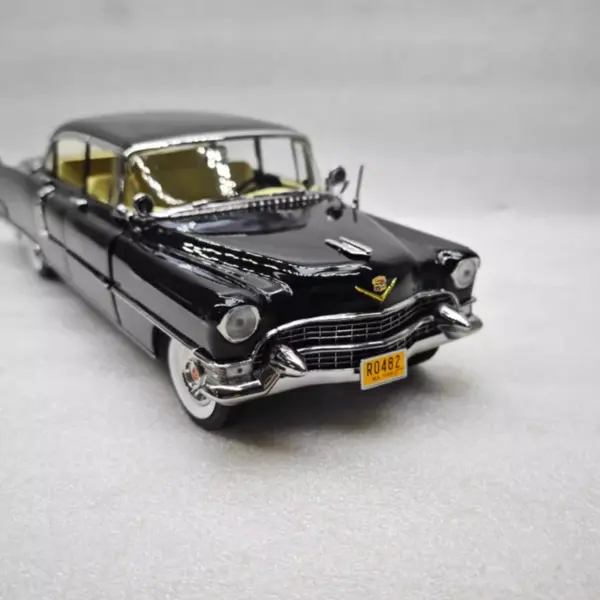 1955 Cadillac Fleetwood Diecast Model 1:18 - Image 4