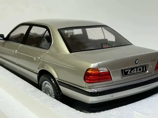 Diecast 1:18 BMW 740i 7 Series Model Car - Image 3