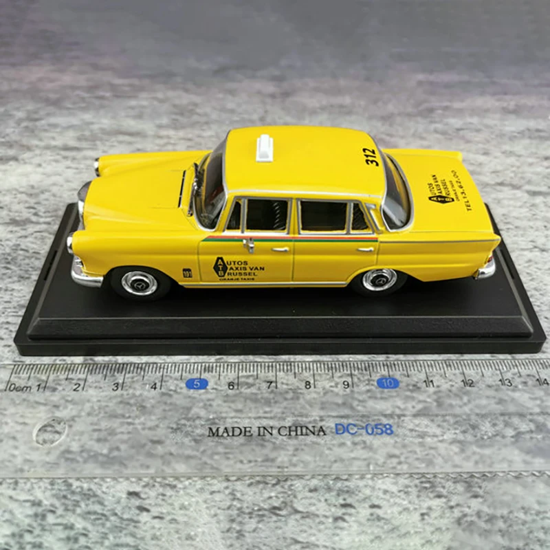 Mercedes Benz 200D Taxi Diecast Model 1/43 2 Mercedes Benz 200D Taxi Diecast Model 1/43 - Image 2