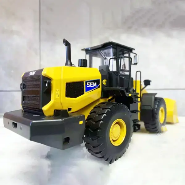 1:32 Scale JERREN SEM668F Forklift Model - Image 2
