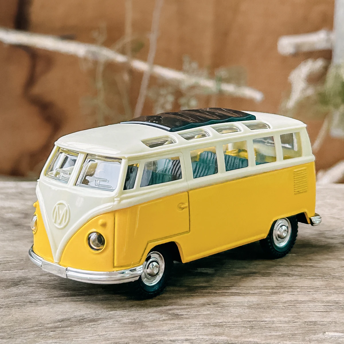 1:32 Alloy Mini Bus Van Model for Collection 3 1:32 Alloy Mini Bus Van Model for Collection - Image 3