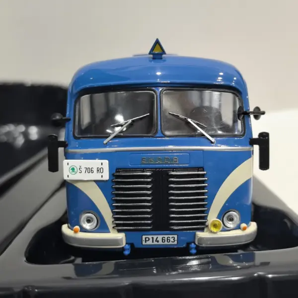 IXO 1:43 SKODA Bus 706 RO 1947 Collectible Model - Image 4