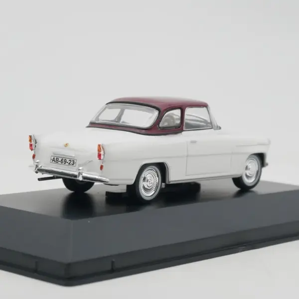 Ixo 1:43 Skoda Felicia Hardtop Diecast Car - Image 4