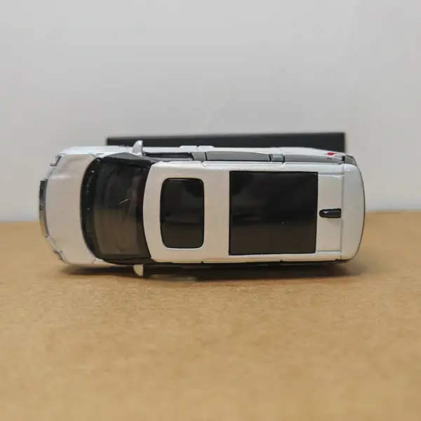 1:64 Scale ZEEKR 009 Alloy Car Model Collectible - Image 4