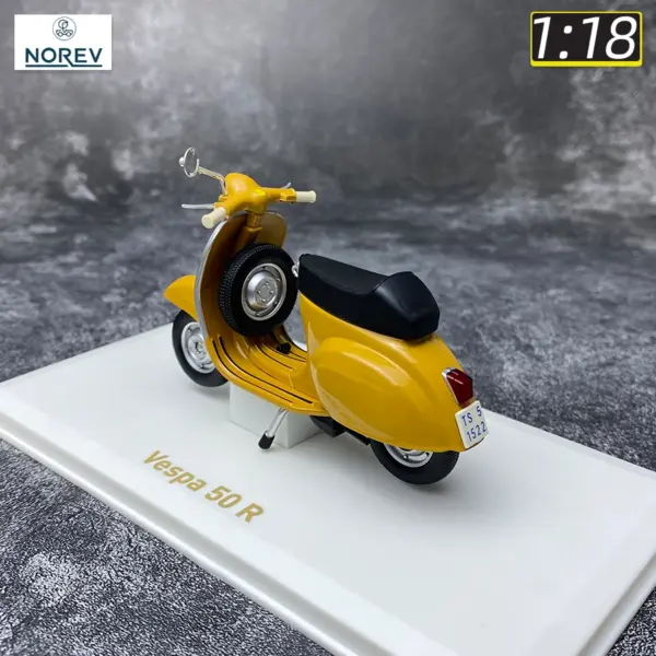 NOREV 1/18 Vespa Primavera Motorcycle Model - Image 4