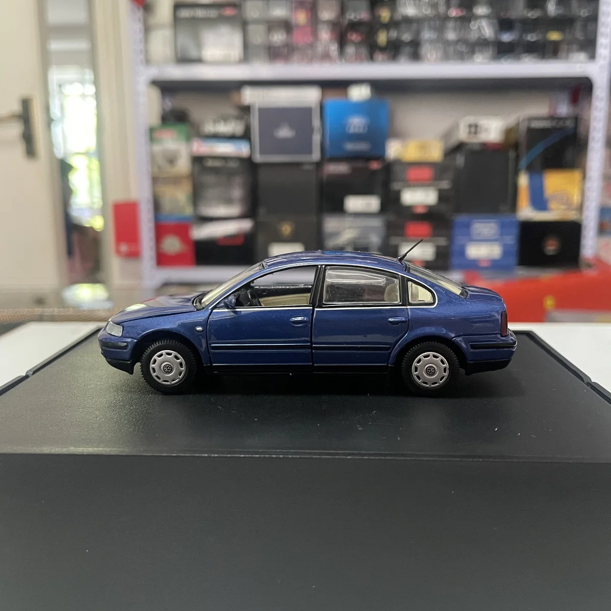 Die-cast Shanghai VW Passat B5 1:43 Scale Model 3 Die-cast Shanghai VW Passat B5 1:43 Scale Model - Image 3