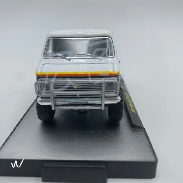 Diecast 1:64 Chevrolet Van G10 Model Collection - Image 6