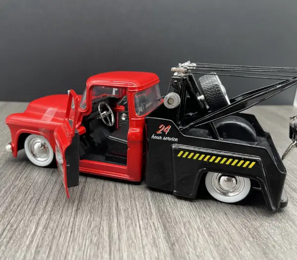 1:24 Scale Alloy Tow Truck Model for Collectors - Image 2