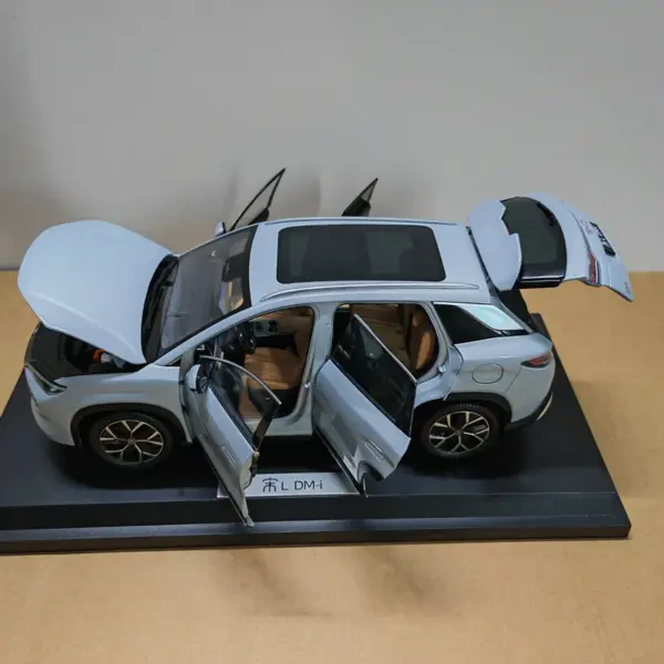 Diecast 1:18 BYD Song L DM-i Model Car Collectible - Image 4
