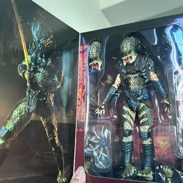 NECA Predator Ult. Armored Model Action Figure - Image 3