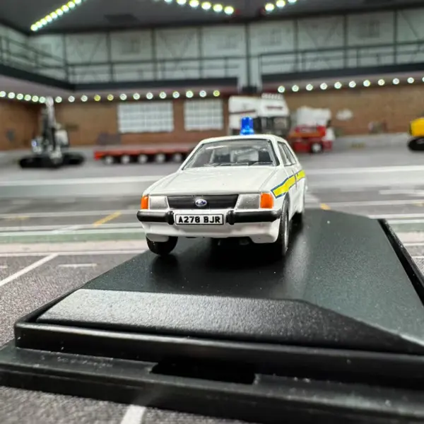 Oxford 1:76 Diecast Ford Police Car Model - Image 2