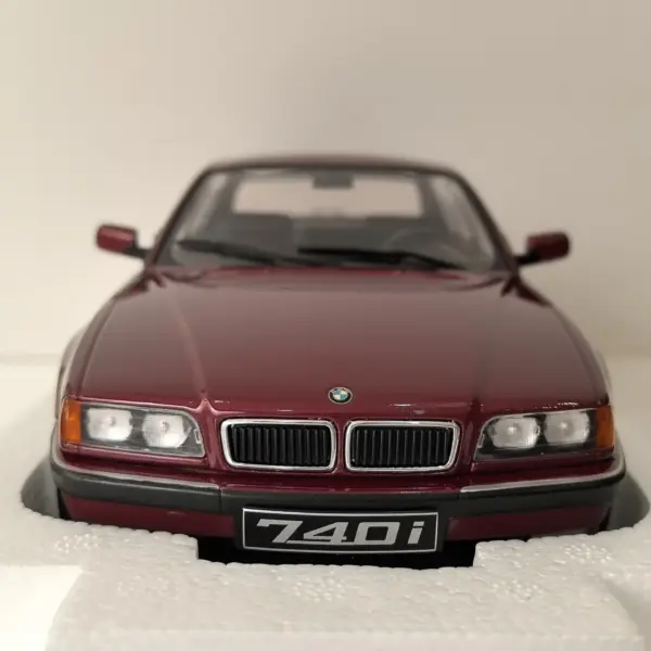 Diecast 1:18 BMW 740i Car Model Collectible - Image 3