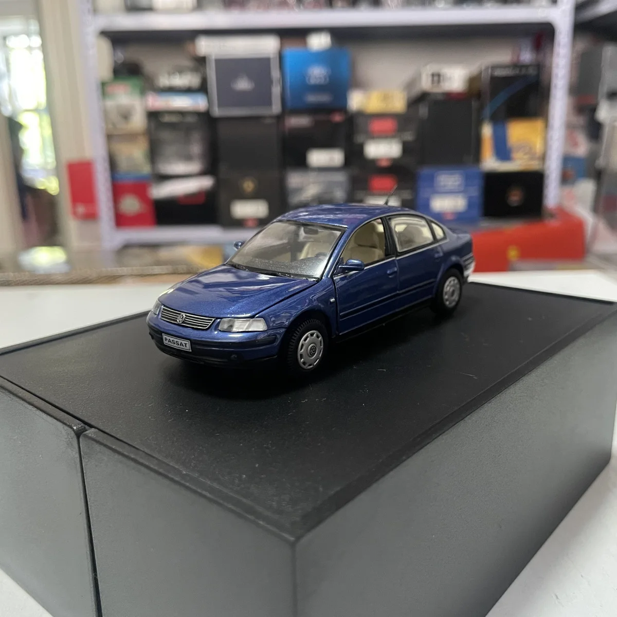 Die-cast Shanghai VW Passat B5 1:43 Scale Model 2 Die-cast Shanghai VW Passat B5 1:43 Scale Model - Image 2