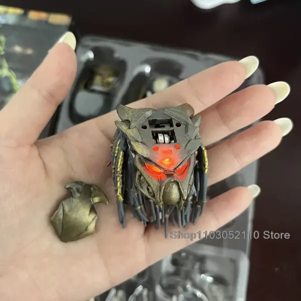 NECA Elder Predator Figure with LED Predator VS Alien - Image 2