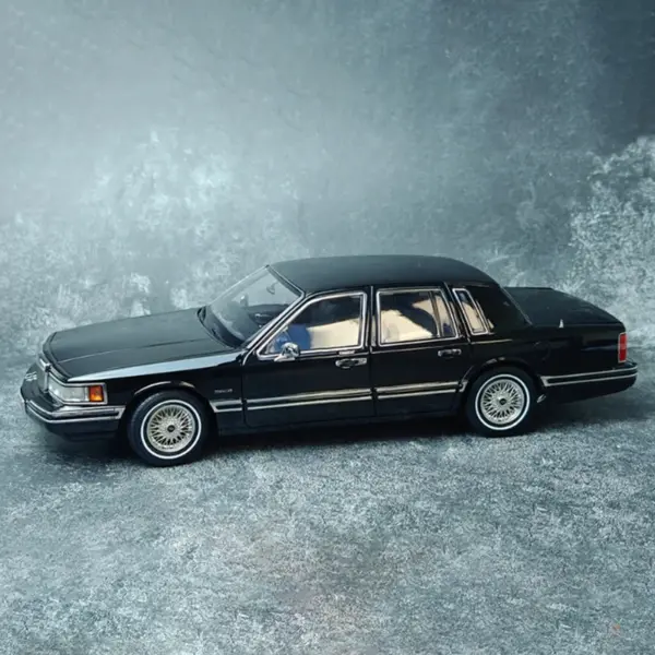 1/18 Lincoln TOWN Metal Alloy Model for Display - Image 5