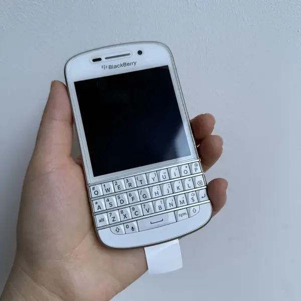 BlackBerry Q10 Vintage Cellphone with QWERTY Keyboard - Image 6