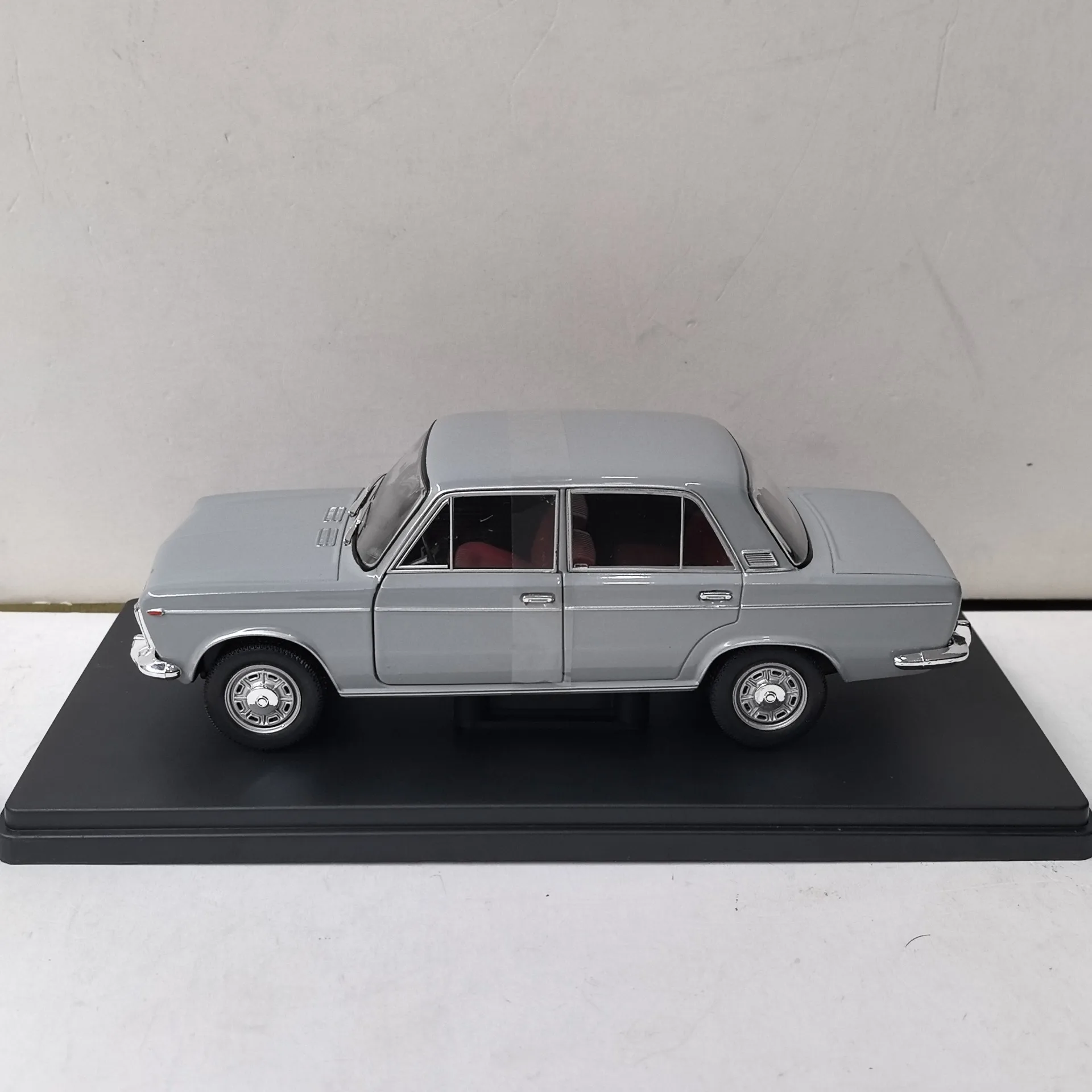 Diecast 1:24 FIAT 125 SPECIAL Car Model Collectible 2 Diecast 1:24 FIAT 125 SPECIAL Car Model Collectible - Image 2