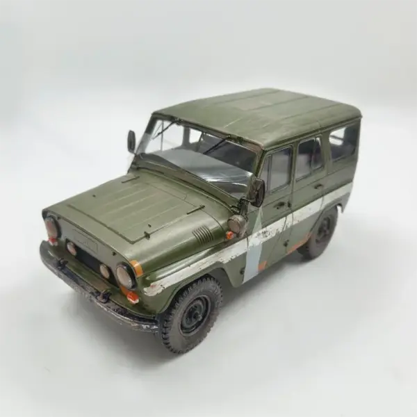 Desert Escape Classic Jeep Diecast Model - Image 5