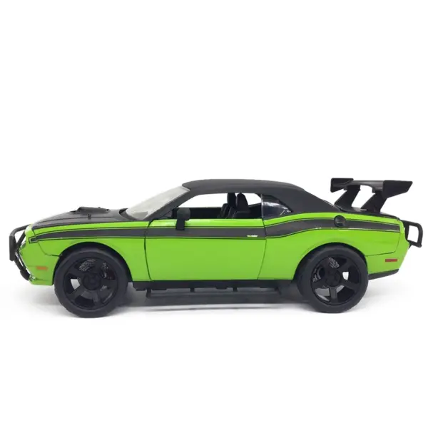 WELLY 1:24 Dodge Challenger SRT8 Diecast Model - Image 6
