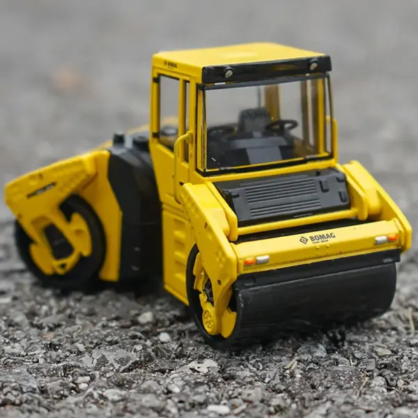 1:50 Scale BOMAG BW203AD Road Roller Collection - Image 2