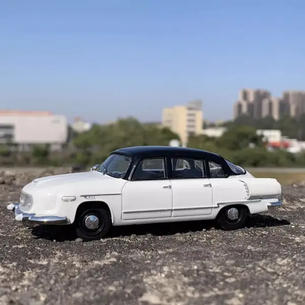 1:43 Soviet 603-1 Diecast Alloy Car Model - Image 3
