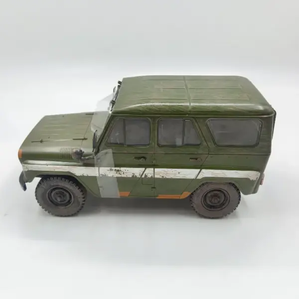 Desert Escape Classic Jeep Diecast Model - Image 3