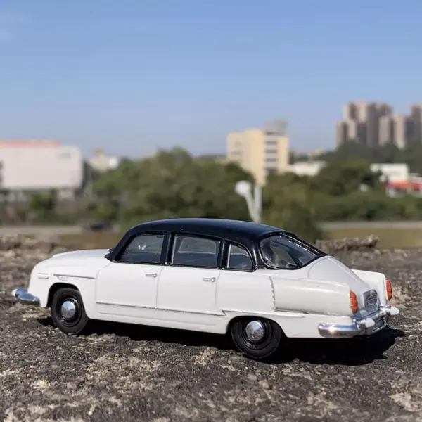 1:43 Soviet 603-1 Diecast Alloy Car Model - Image 5