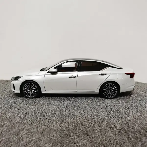 1:18 Nissan Altima 2022 Diecast Model - Image 3