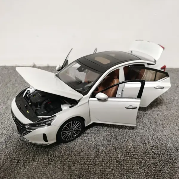 1:18 Nissan Altima 2022 Diecast Model - Image 4