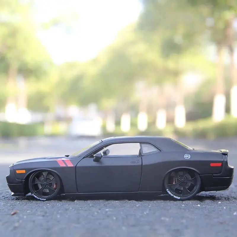 Maisto 1:24 Dodge Challenger SRT Model Car 3 Maisto 1:24 Dodge Challenger SRT Model Car - Image 3
