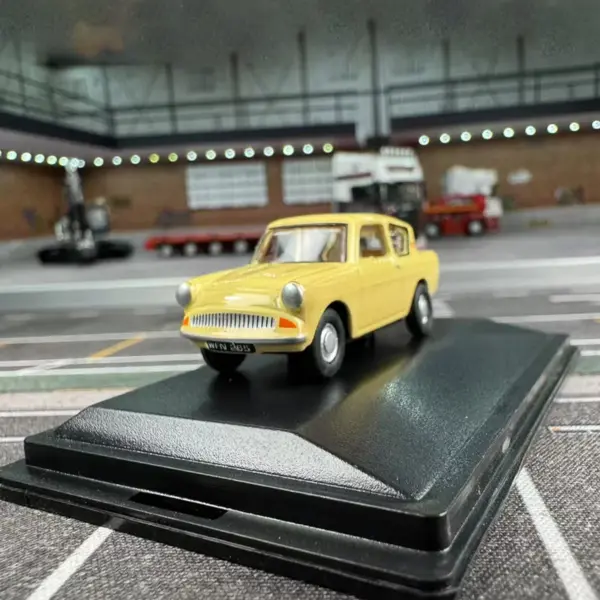 OXFORD 1:76 Flying Ford Anglia Diecast Model - Image 3