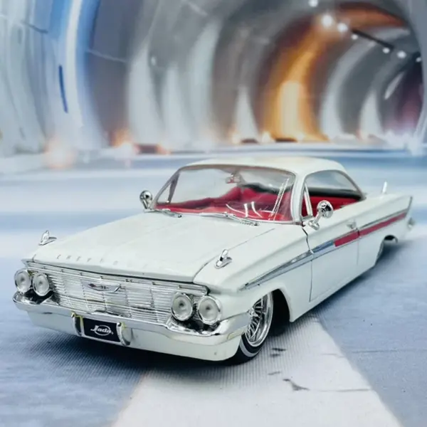 Maisto 1:24 Impala 1961 Alloy Model Car - Image 4